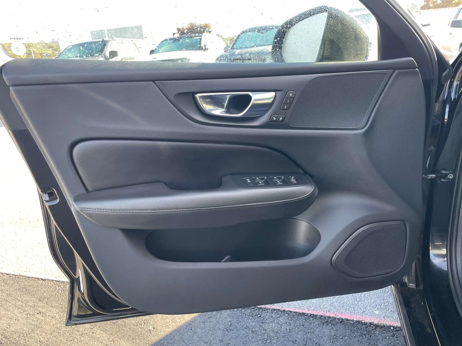 Used 2020 Black Stone Volvo Momentum image 5
