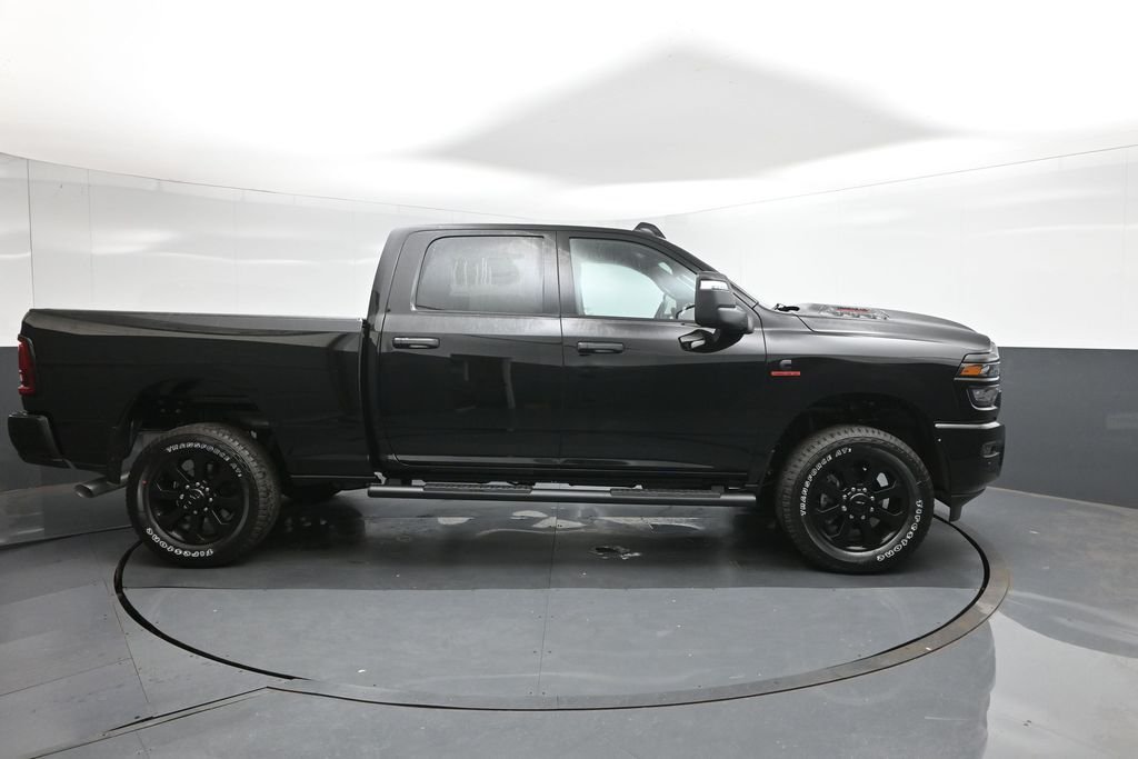 New 2026 Diamond Black Crystal Pearl-Coat Exterior Paint RAM Tradesman image 15