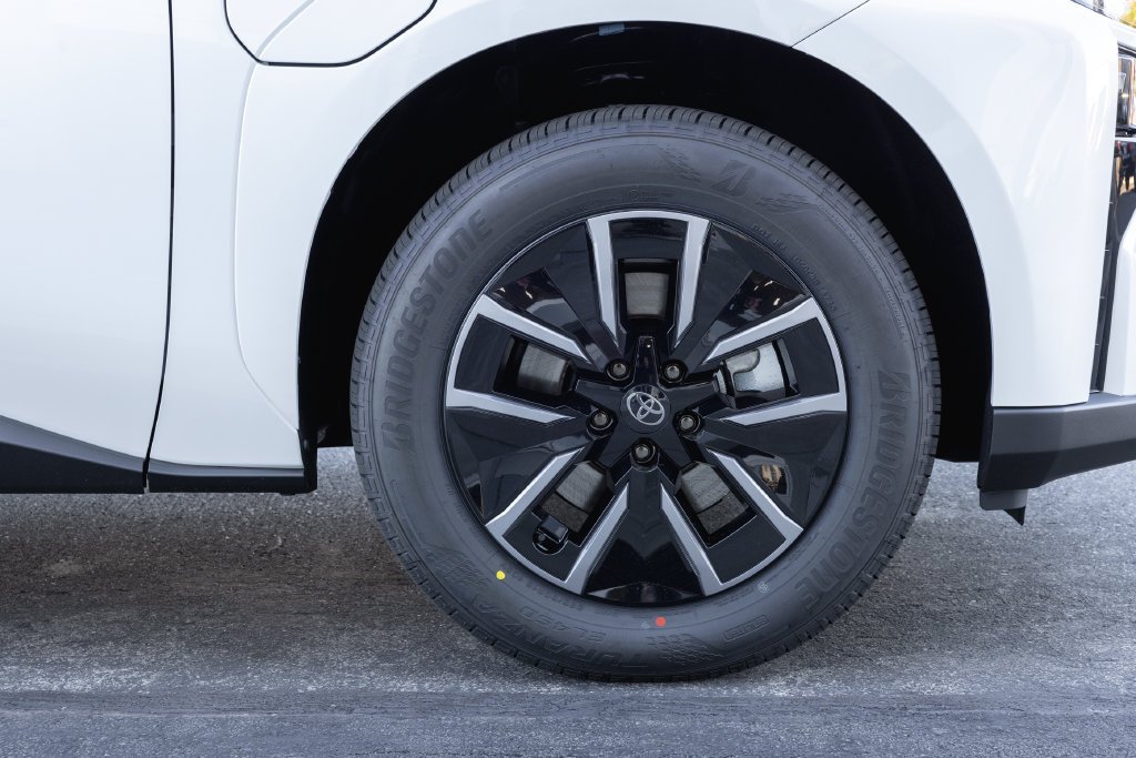 New 2027 Wind Chill Pearl <sup>1</sup> Toyota  XLE image 4