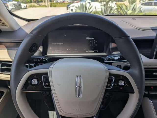 Used 2022 White Metallic Lincoln Reserve image 25