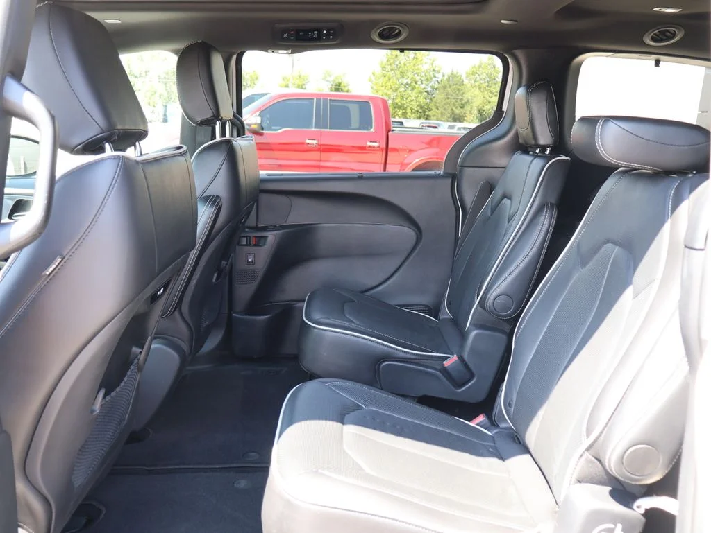 Used 2025 White Chrysler Limited image 16