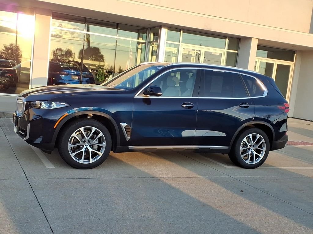 Used 2025 Tanzanite Blue II Metallic BMW xDrive40i image 2