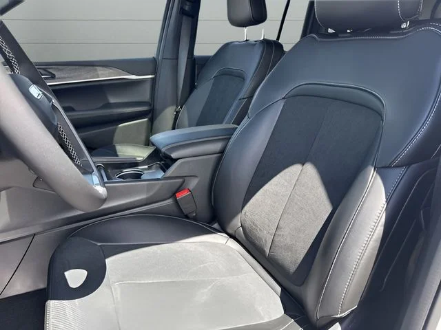 New 2026 Bright White Clear-Coat Exterior Paint Jeep Altitude image 12