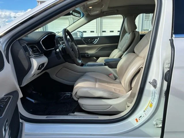 Used 2019 White Platinum Clearcoat Metallic Lincoln Select image 6