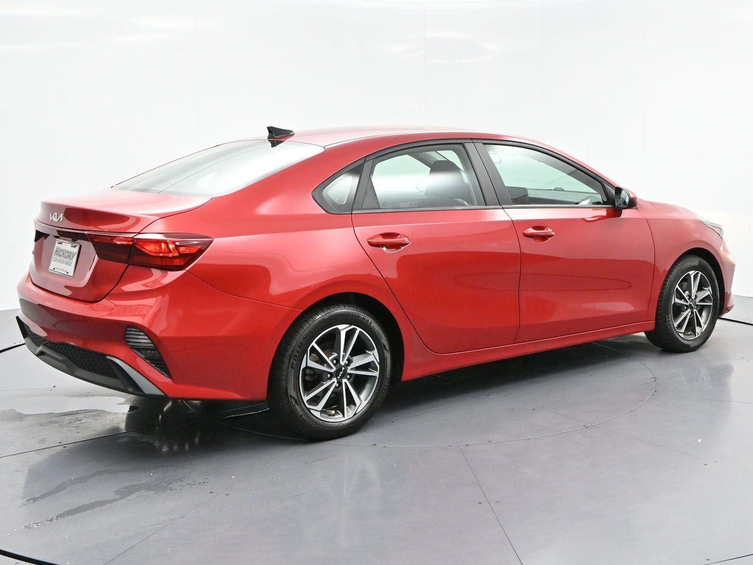 Used 2022 Currant Red Kia LXS image 7