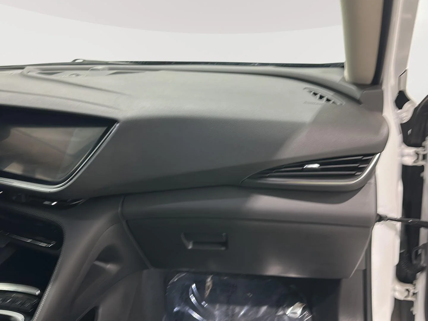 Used 2022 SUMMIT WHITE Buick Avenir image 28
