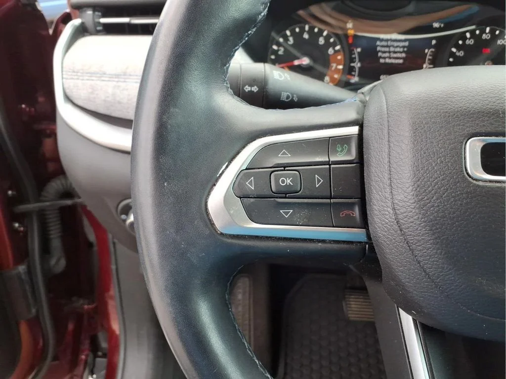 Used 2022 Red Jeep Latitude image 25