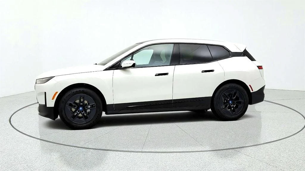 Used 2025 Alpine White BMW xDrive50 SAV w/ Ventilated Seats image 8