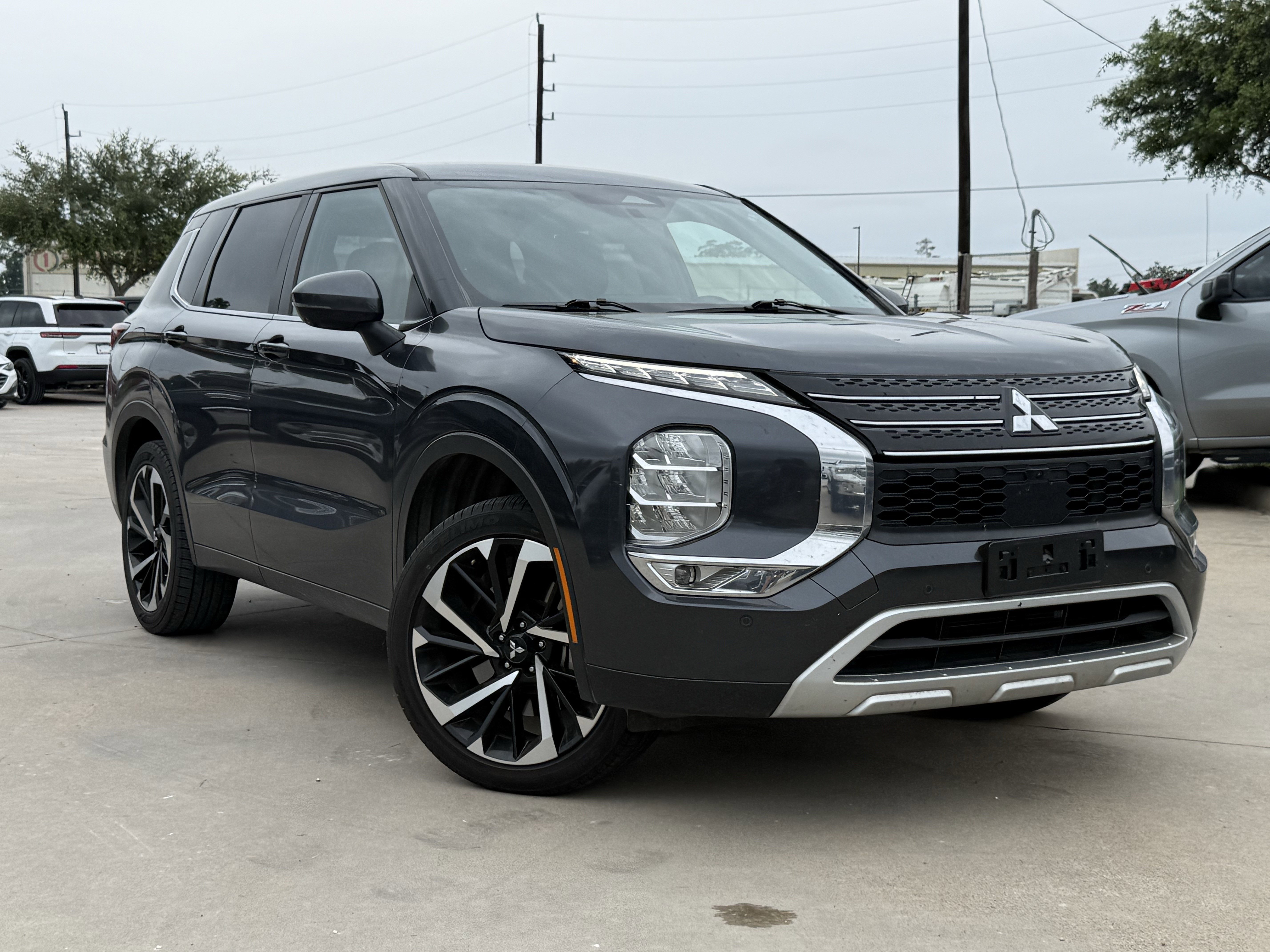 Used 2024 Gray Mitsubishi SE image 2