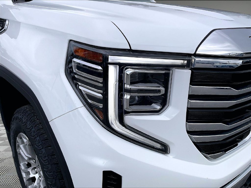 Used 2025 Summit White GMC SLT image 30