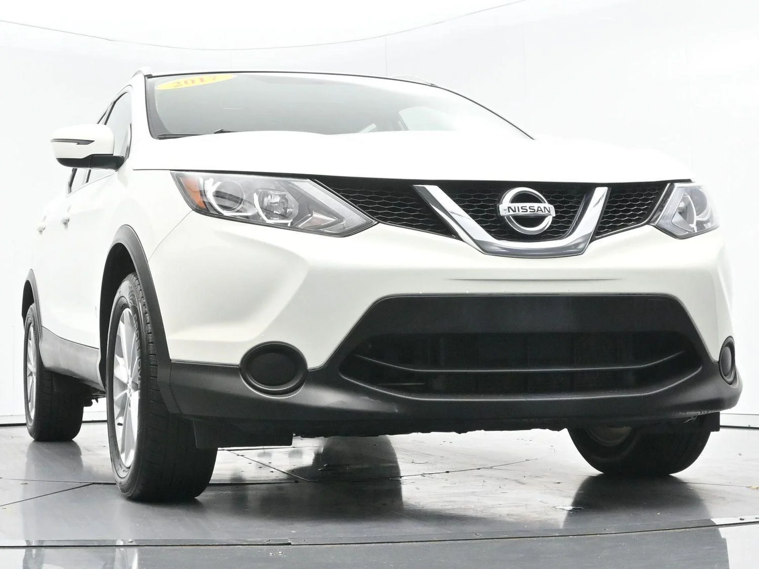 Used 2017 Glacier White Nissan SV image 44
