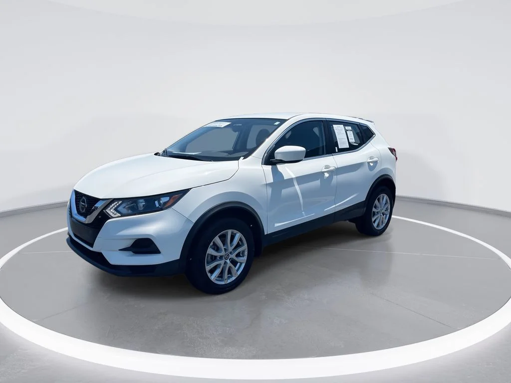 Used 2022 White Nissan S image 4