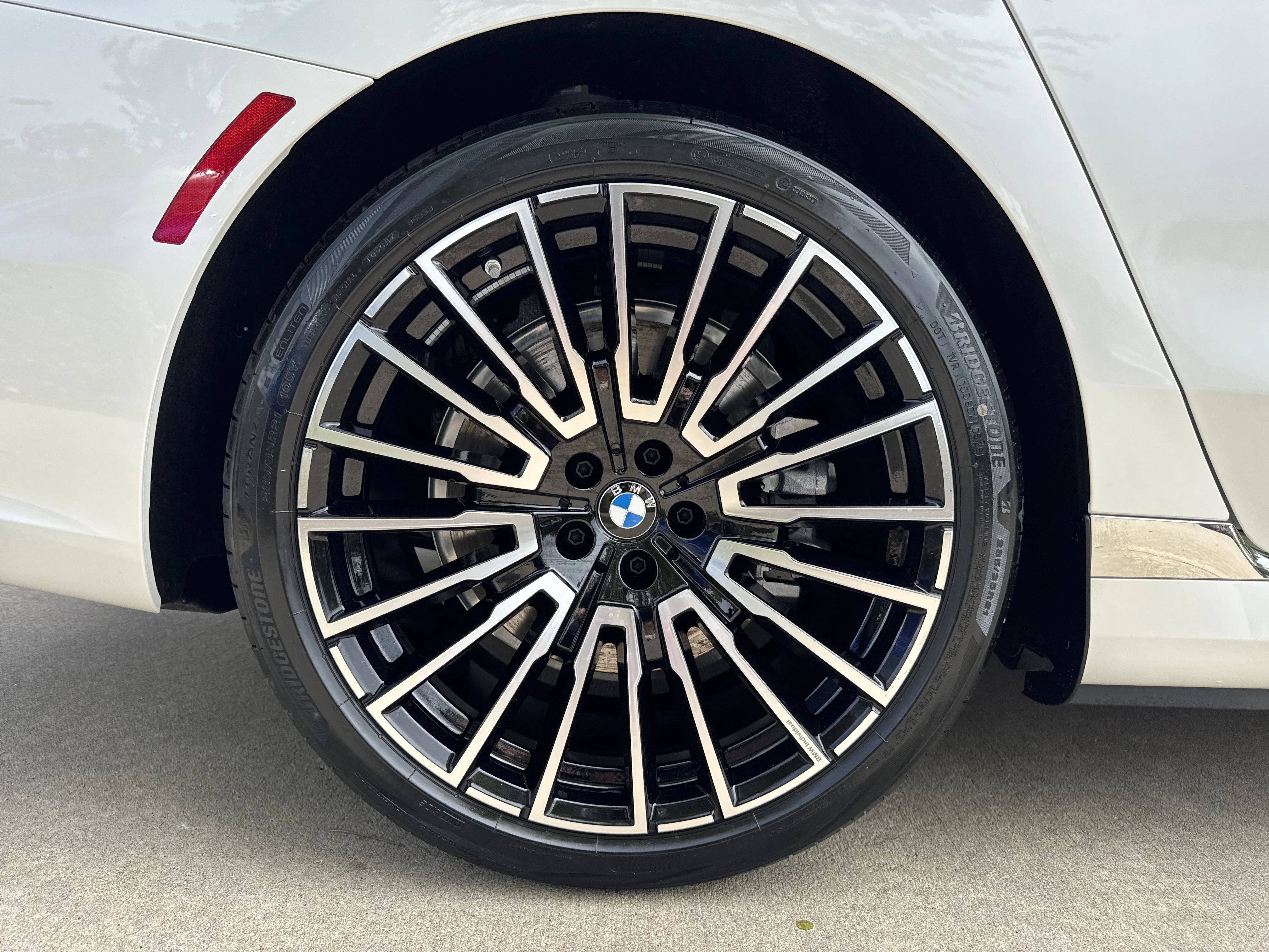 New 2026 MINERAL WHITE BMW xDrive60 image 28