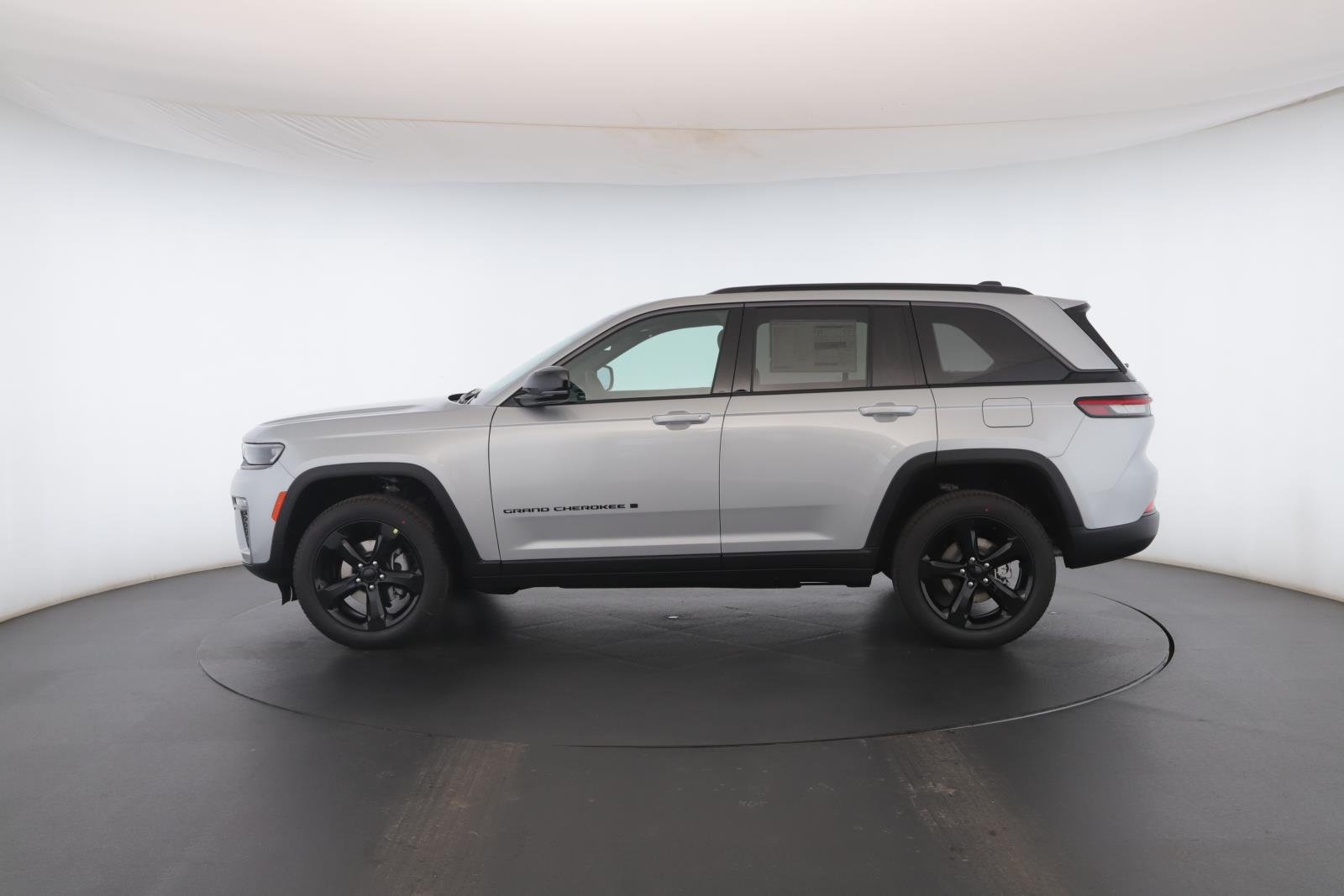 New 2026 Silver Zynith Exterior Paint Jeep Limited image 17