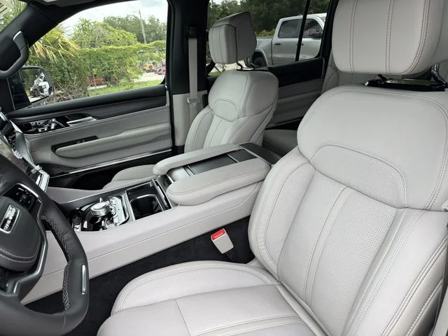 New 2026 Bright White Clear-Coat Exterior Paint Jeep Summit Obsidian image 20