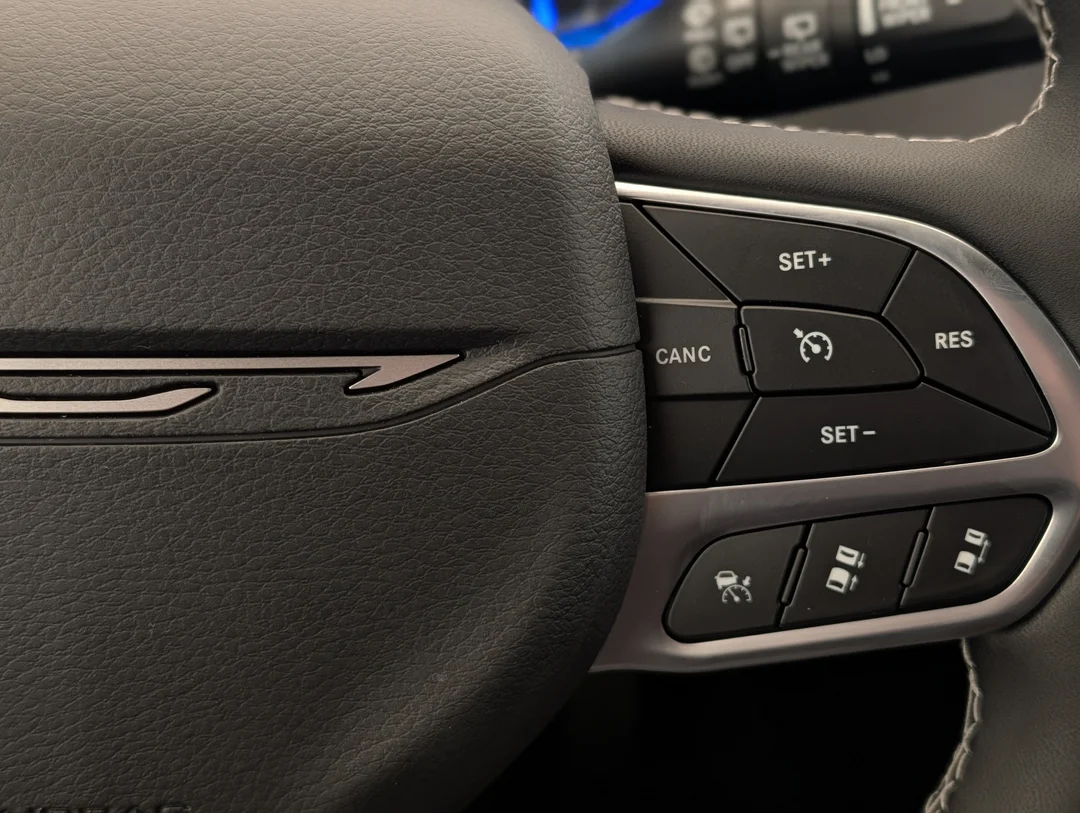 New 2027 Black Chrysler Select - - FWD - Stow n Go Seating - Adaptive Cruise - Apple CarPlay & More! image 18