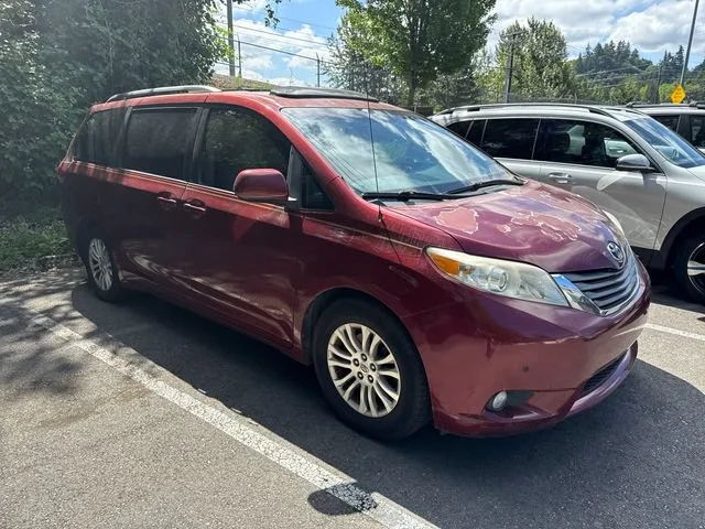 2013 Toyota Sienna XLE V6 8-Passenger's photo