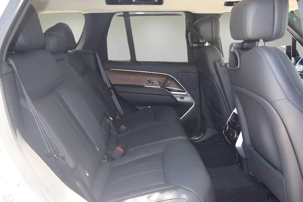 New 2026 Ostuni Pearl White Land Rover SE image 16