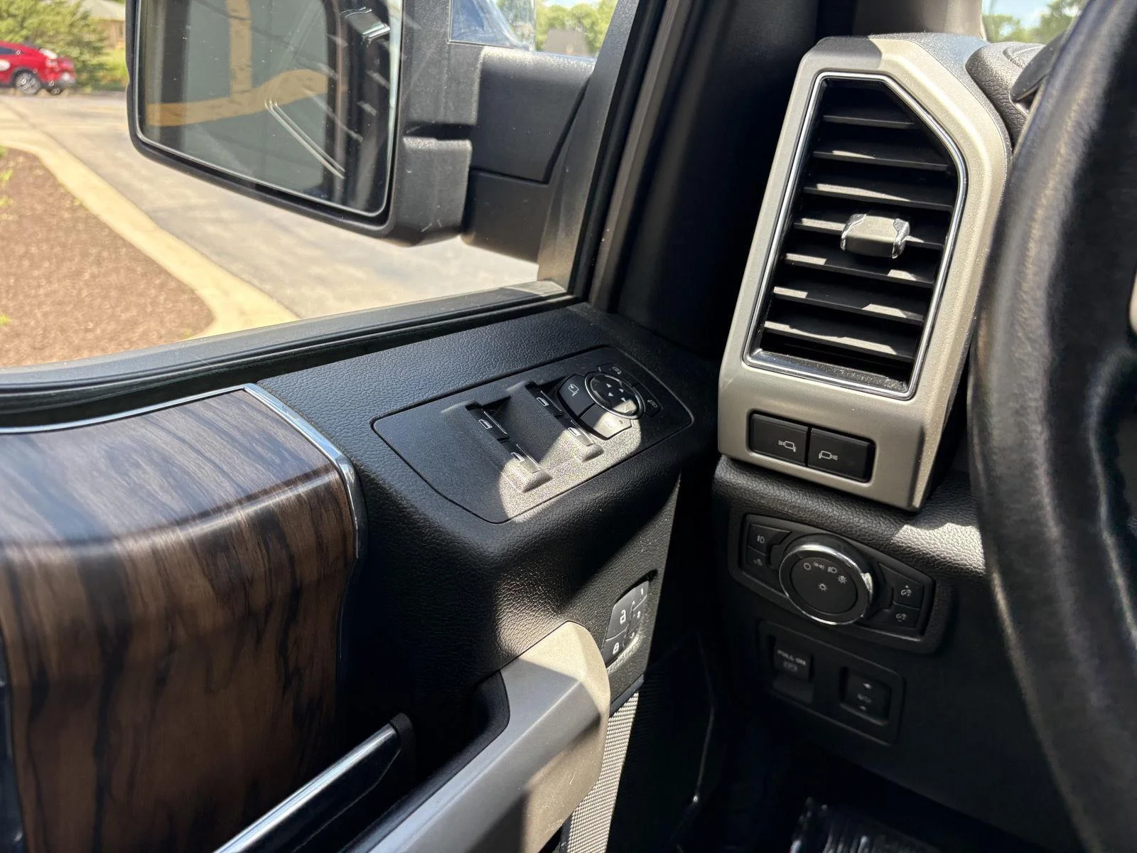 Used 2018 Magnetic Ford LARIAT image 14