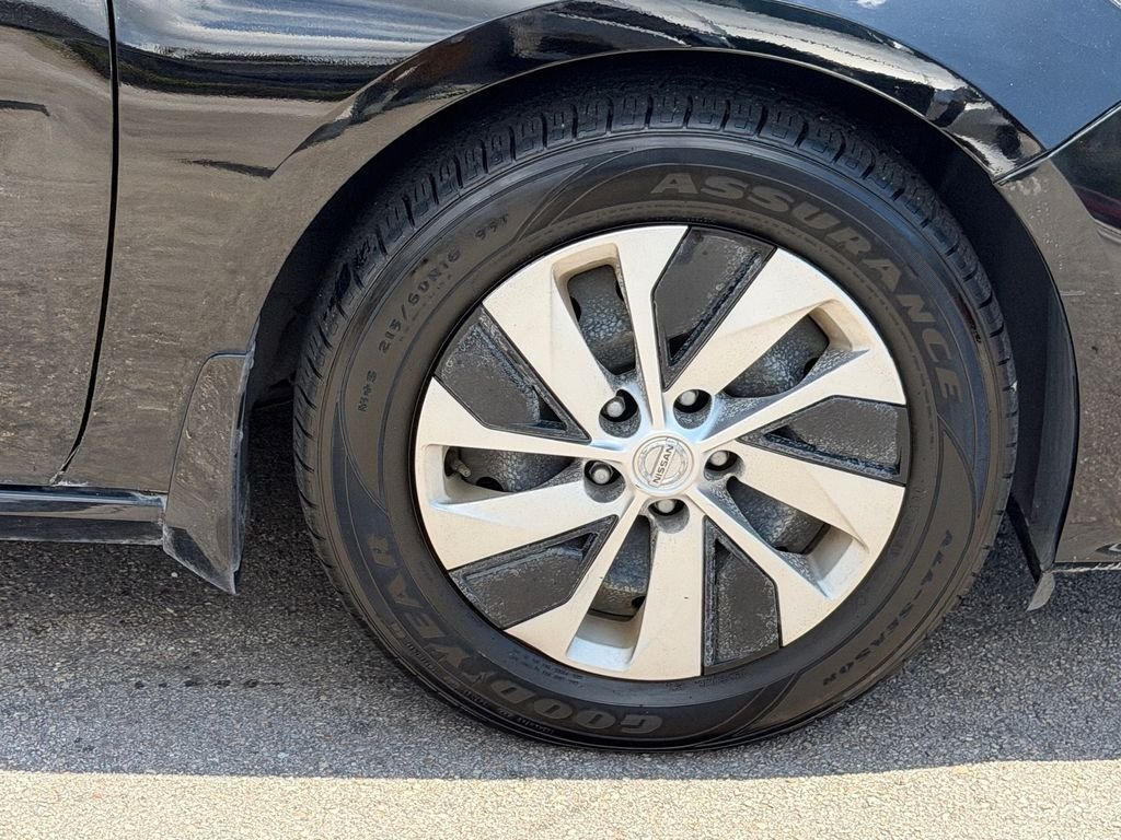 Used 2020 Black Nissan 2.5 S image 9