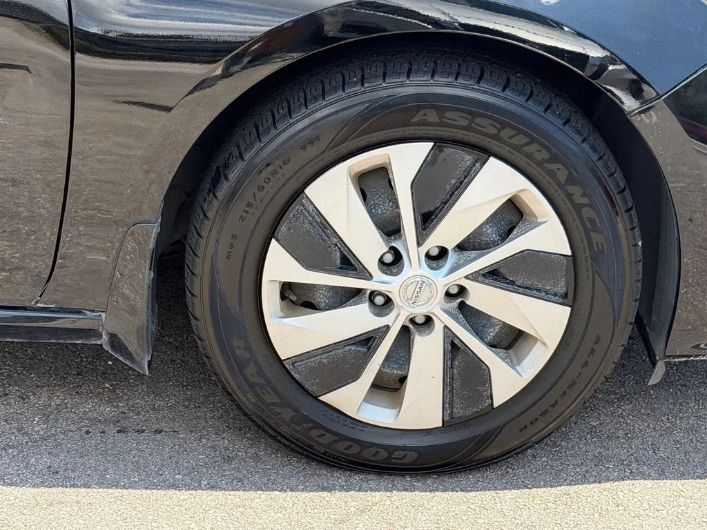 Certified Used 2020 Black Nissan 2.5 S image 9