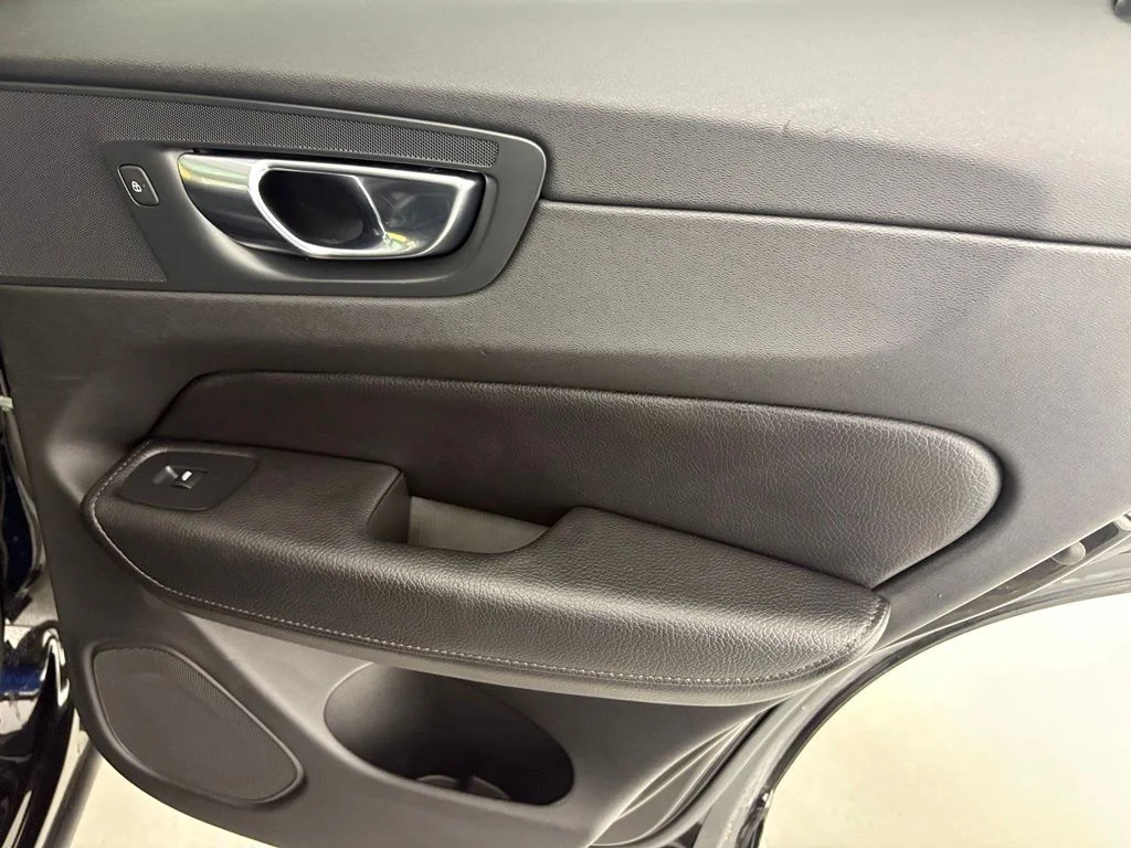 Used 2020 Onyx Black Metallic Volvo T5 Inscription image 37
