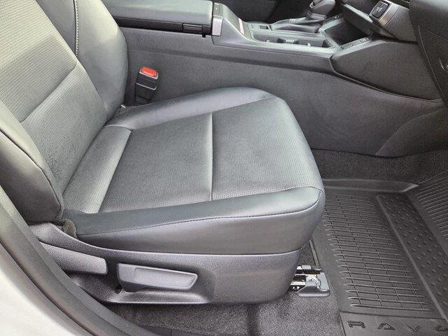 Used 2026 Ice Cap Toyota XLE Premium image 28