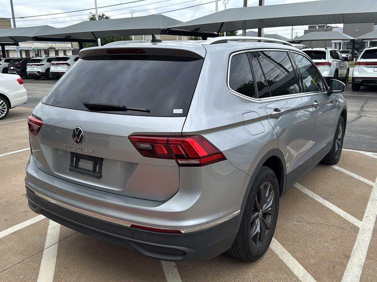 Certified Used 2023 Pyrite Silver Metallic Volkswagen SE image 5