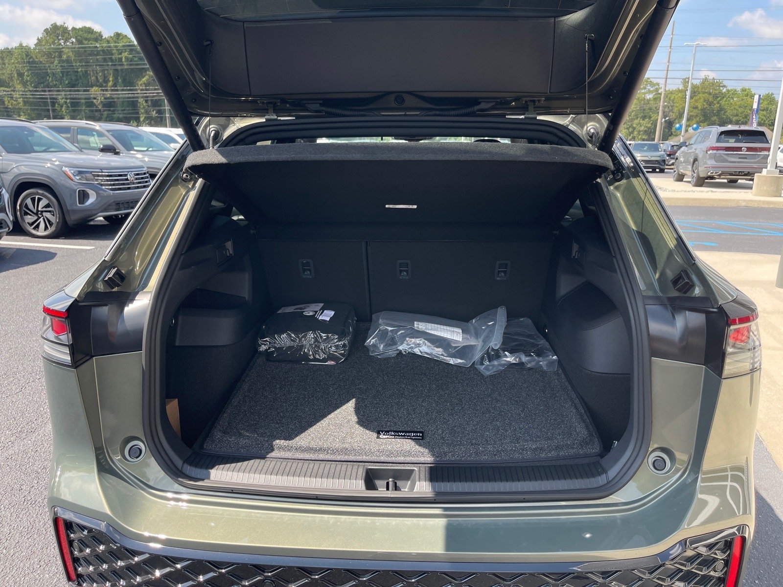 New 2026 Avocado Green W/ Deep Black Roof Volkswagen SEL R-Line Turbo 4Motion image 15