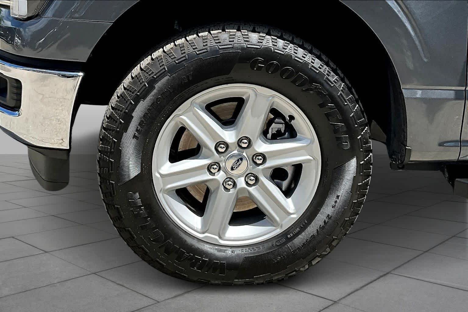 Used 2025 Carbonized Gray Metallic Ford LARIAT image 18