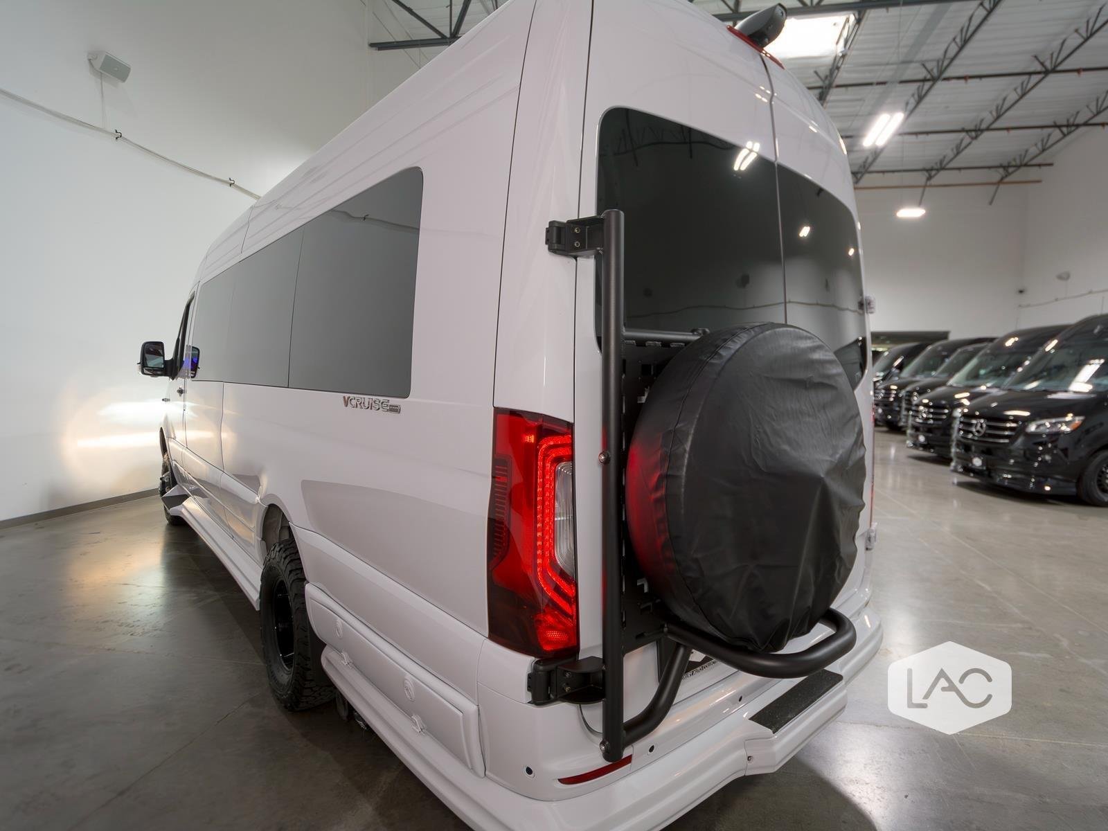 New 2026 Arctic White OGV Luxury Coach AWD (10OBA)10-Pass*ADV Wheel Pkg*PetSafe image 13