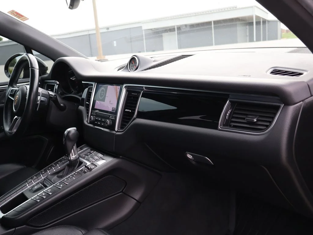 Used 2018  Porsche Base image 10
