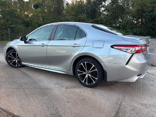 Used 2018 Silver Toyota SE image 8