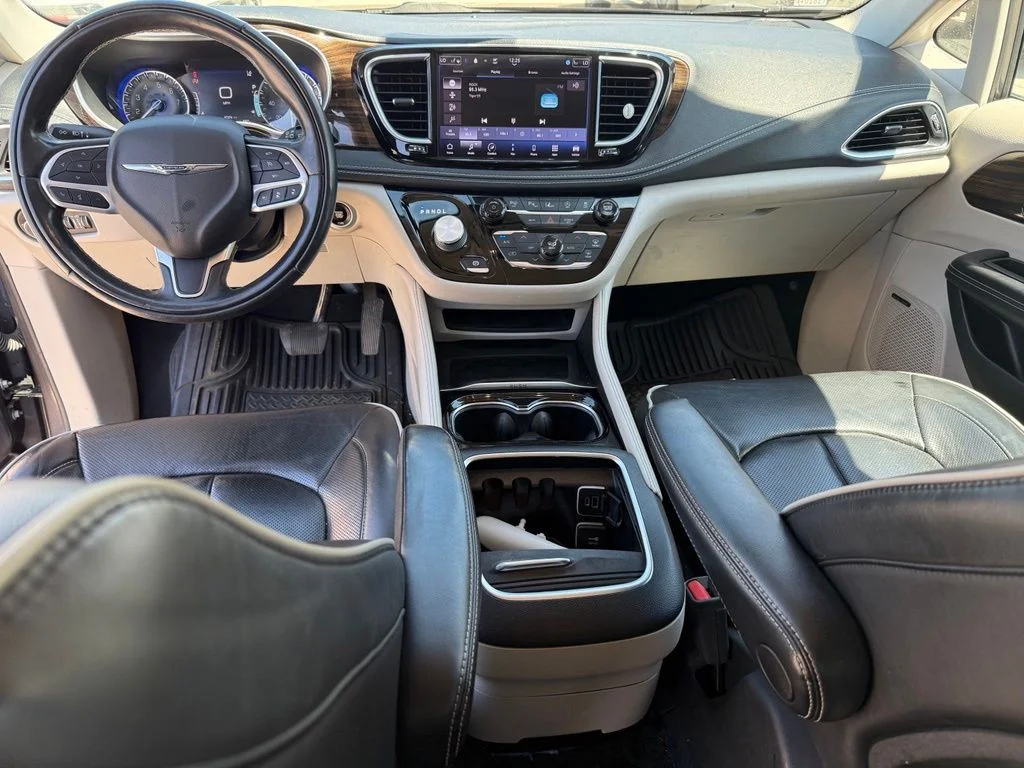 Used 2022 Gray Chrysler Limited image 6