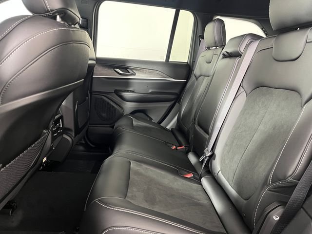 New 2026 Diamond Black Crystal Pearl-Coat Exterior Paint Jeep Altitude image 7