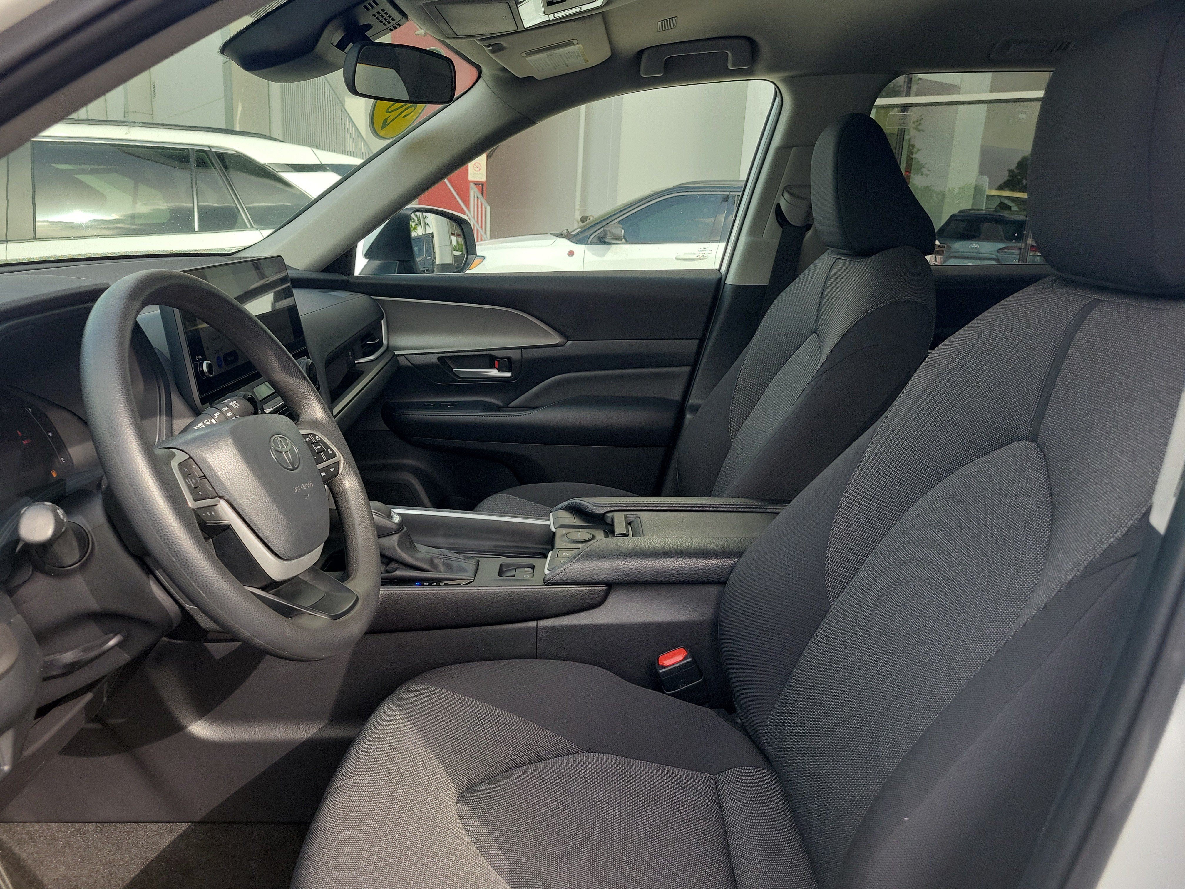 Used 2025 Pearl Toyota LE image 23