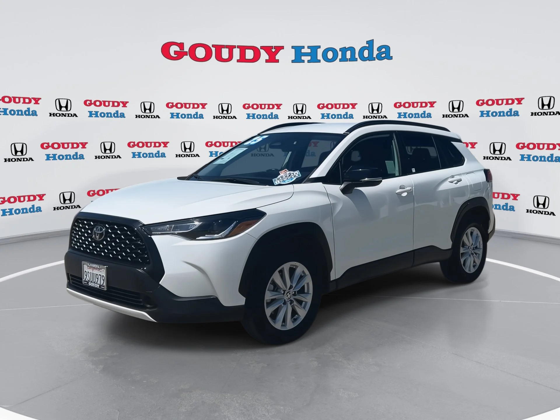 Used 2025 Pearl Toyota LE image 4