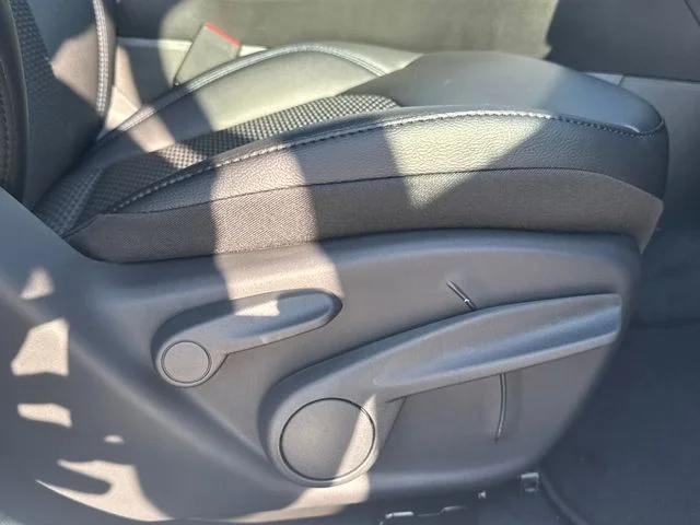 New 2026 White Jeep Latitude image 28