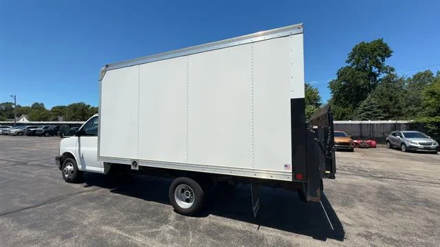 Used 2022 Summit White GMC Gas image 6