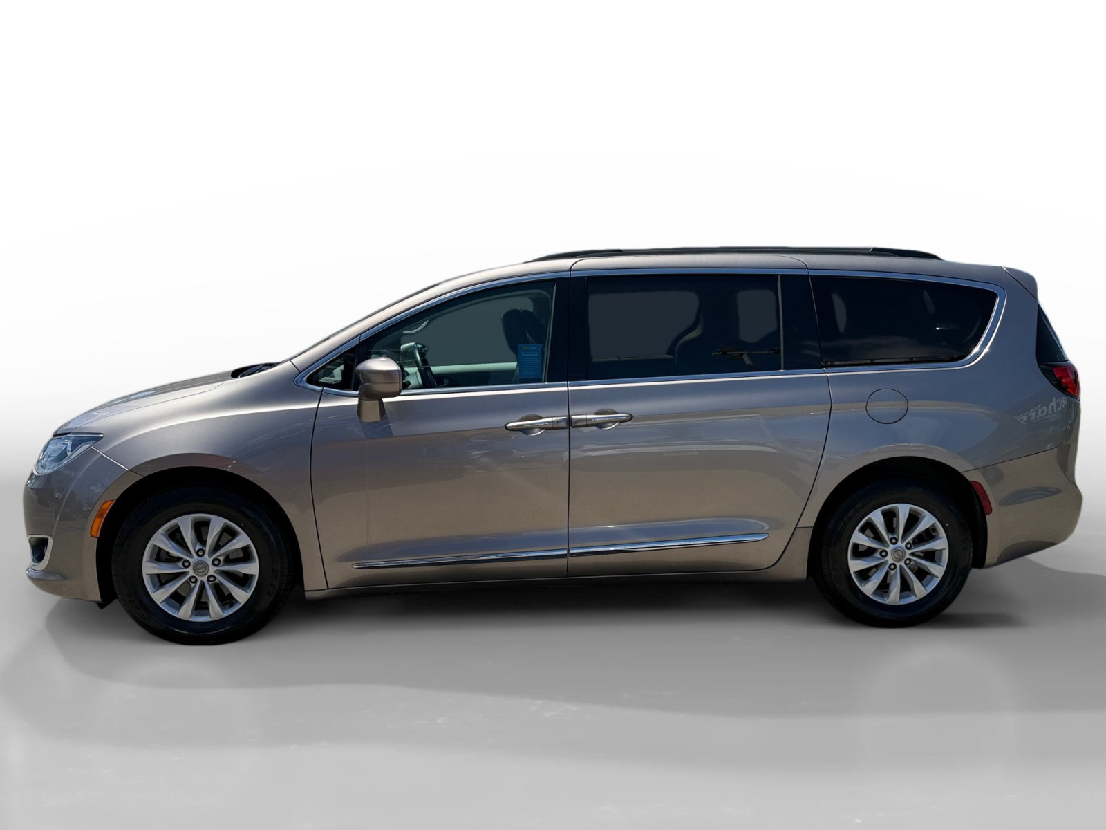 Used 2017 Molten Silver Chrysler Touring L image 2