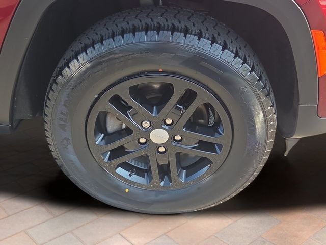 Used 2023 Velvet Jeep Laredo image 4