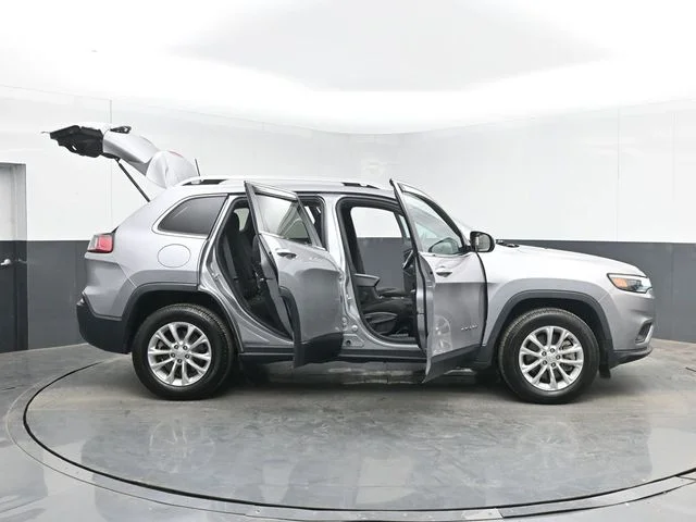 Used 2019 Billet Silver Metallic Clearcoat Jeep Latitude image 49