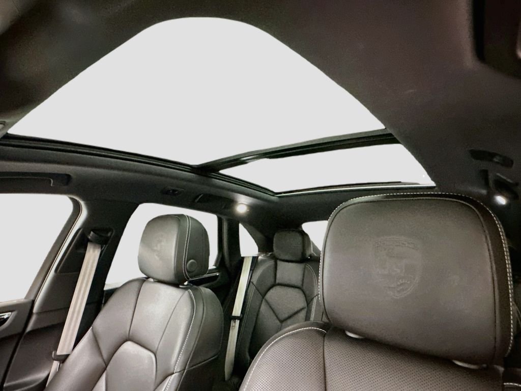 Used 2025  Porsche  image 22