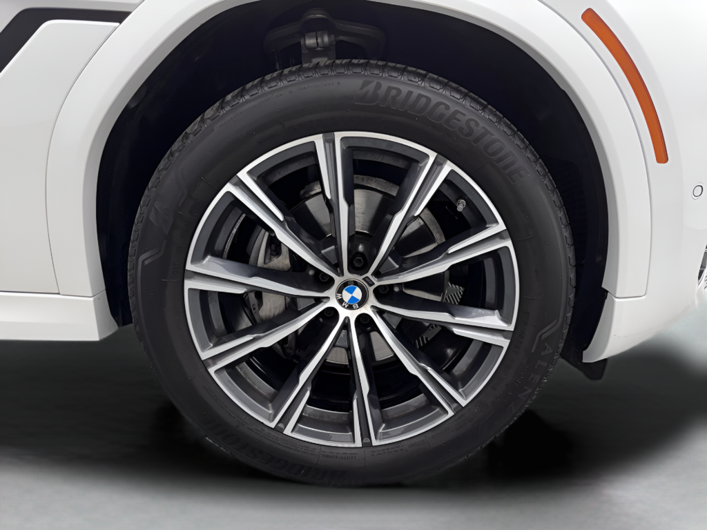 Used 2025 White Metallic BMW xDrive40i image 42