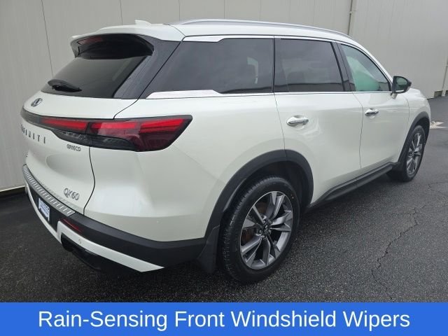 Used 2023 White INFINITI LUXE image 7