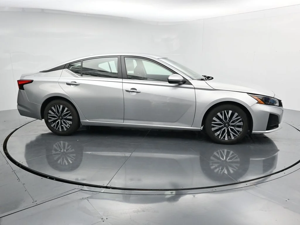 Used 2024 Silver Nissan 2.5 SV image 9