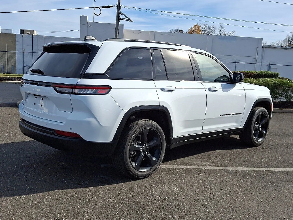Used 2023 White Jeep Altitude 4x4 image 12