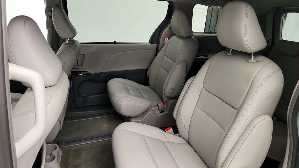Used 2017 Silver Sky Metallic Toyota XLE Premium AWD 7-Passenger image 20