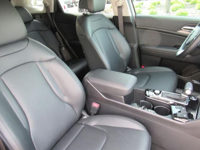 Used 2025 White Kia SX image 8