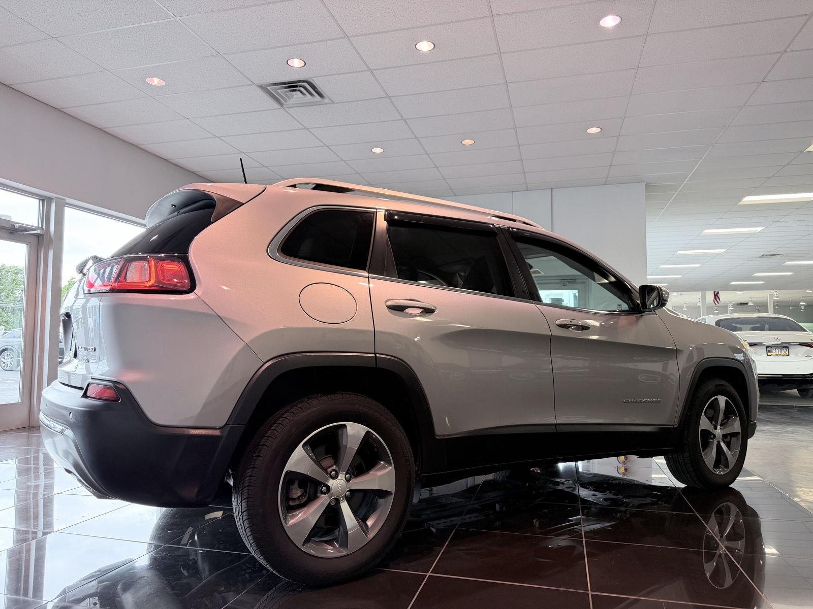Used 2019 Billet Silver Metallic Clearcoat Jeep Limited image 6